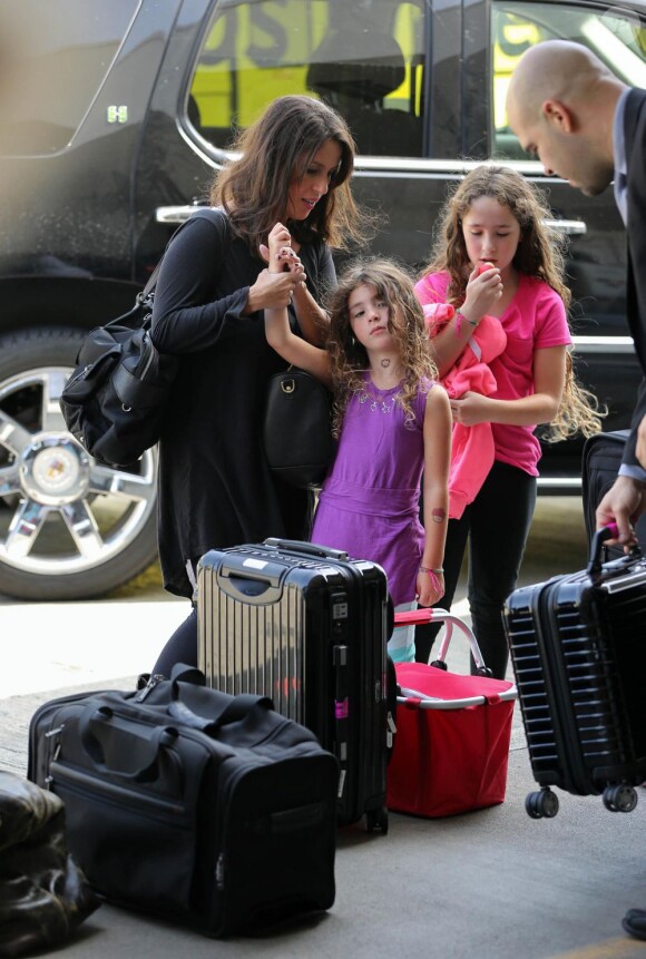 Soleil Moon Frye en famille à l'aéroport de Los Angeles le 14 août 2013. La star a annoncé sa troisième grossesse le 15 août 2013