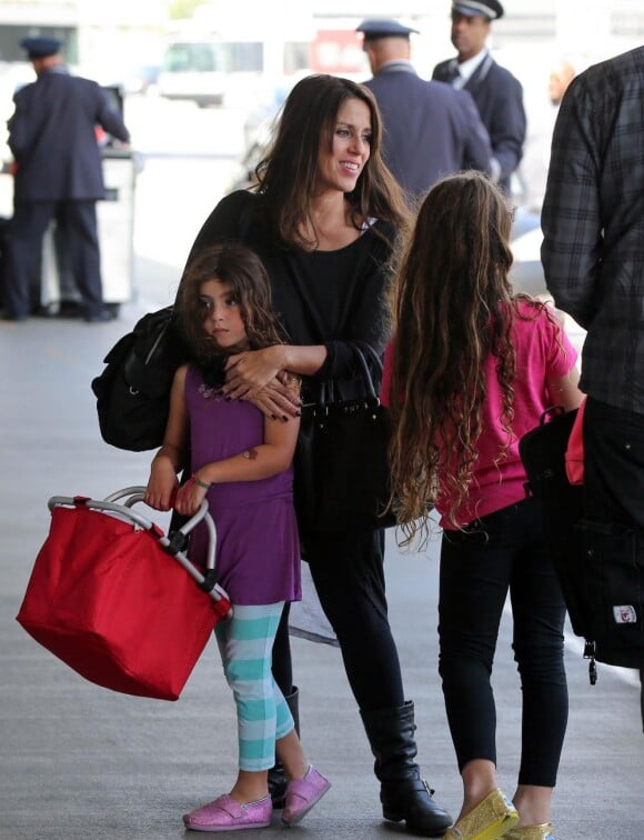 Punky Brewster, de son vrai nom Soleil Moon Frye en famille à l'aéroport de Los Angeles le 14 août 2013. La star a annoncé sa troisième grossesse le 15 août 2013