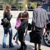 Soleil Moon Frye en famille à l'aéroport de Los Angeles le 14 août 2013. La star a annoncé sa troisième grossesse le 15 août 2013