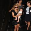 La chanteuse Shakira et son fils Milan à l'aéroport de Los Angeles, le 15 août 2013.