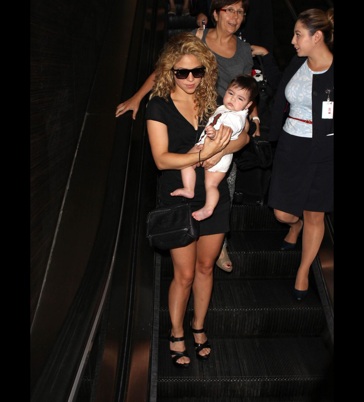 Photo La chanteuse Shakira et son fils Milan à l'aéroport