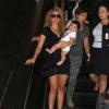 Shakira et son fils Milan à l'aéroport LAX de Los Angeles, le 15 août 2013.