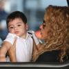 Shakira et son fils Milan à Los Angeles le 15 août 2013.
