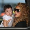 Shakira et son fils Milan à l'aéroport de Los Angeles, le 15 août 2013.