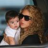 Shakira et son fils Milan à l'aéroport de Los Angeles, le 15 août 2013.