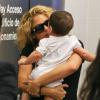 Shakira et son fils Milan à l'aéroport de Los Angeles, le 15 août 2013.