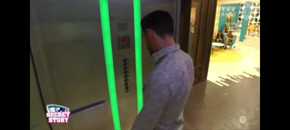 Julien emprunte l'ascenseur pour rejoindre le couloir numérique (hebdo de Secret Story 7 du vendredi 16 août 2013)