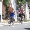 Rocco, fils de Madonna, profite à fond de ses vacances à Villefranche-sur-mer, comme ici lors d'une sortie à vélo avec ses amis le 16 août 2013, jour du 55e anniversaire de sa mère.