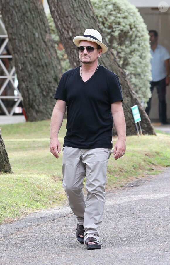 Bono visite la Fondation Maeght à Saint-Paul de Vence, le 8 aout 2013.