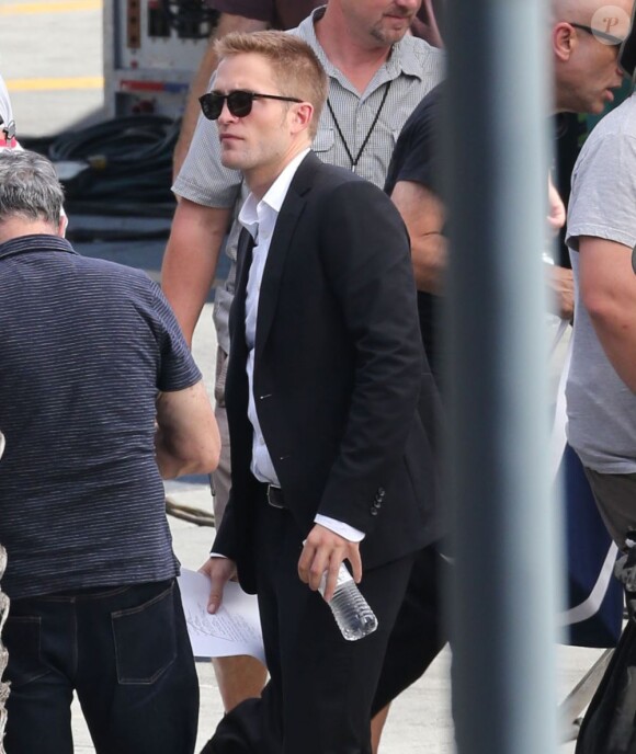 Robert Pattinson sur le tournage du film "Maps to the Stars" à Union Station, Los Angeles, le 17 août 2013.