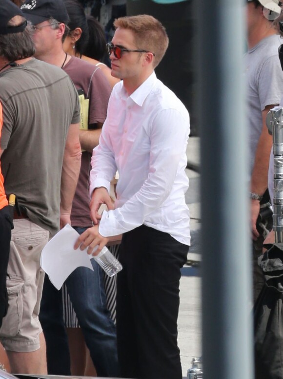 Robert Pattinson en action sur le tournage du film "Maps to the Stars" à Union Station, Los Angeles, le 17 août 2013.