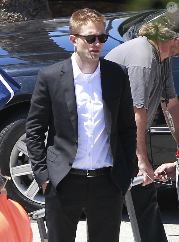 Robert Pattinson en smoking sur le tournage du film "Maps to the Stars" à Union Station, Los Angeles, le 17 août 2013.