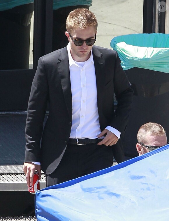 Robert Pattinson sur le tournage du film "Maps to the Stars" à Union Station, Los Angeles, le 17 août 2013.