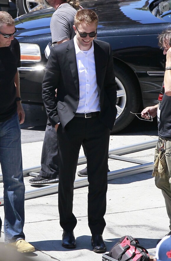 Robert Pattinson tout sourire sur le tournage du film "Maps to the Stars" à Union Station, Los Angeles, le 17 août 2013.