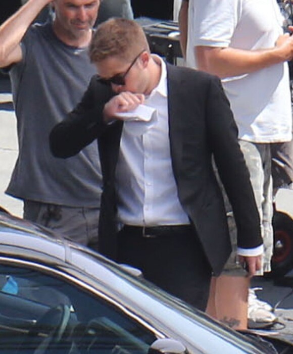 Robert Pattinson sur le tournage du film "Maps to the Stars" à Union Station, Los Angeles, le 17 août 2013.