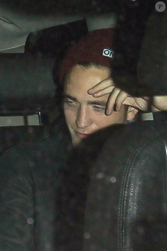 Robert Pattinson se cache après une bagarre à la sortie du Troubadour, Los Angeles, le 16 août 2013.