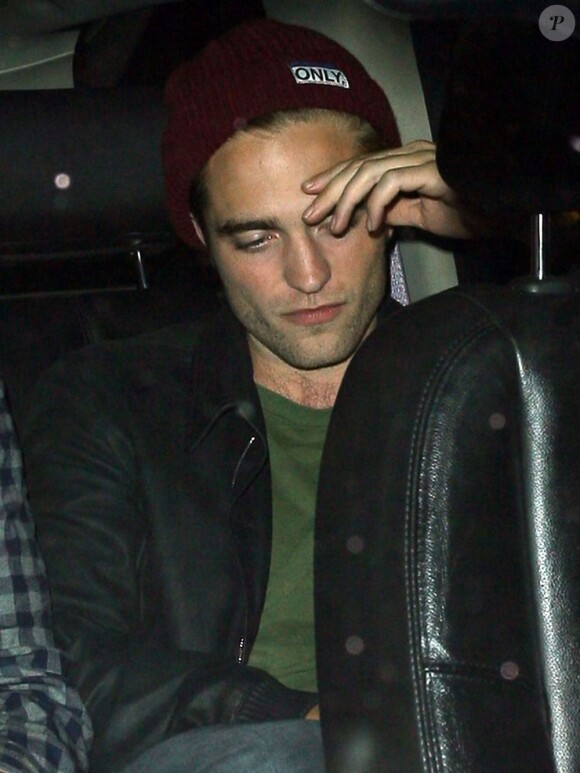 Robert Pattinson, fatiguée et pensif après une petite rixe à la sortie du Troubadour, Los Angeles, le 16 août 2013.