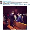 Dans la salle d'audience du tribunal de Pretoria, avant le début de l'audience ce 19 août 2013, Oscar Pistorius prie avec son frère et sa soeur. Photo postée par le journaliste indépendant, correspondant en Afrique du Sud, Sébastien Hervieu, sur Twitter.