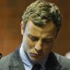 Oscar Pistorius, le visage fermé, s'est présenté au tribunal de Pretoria lundi 19 août 2013, pour entendre les charges retenues contre lui et la date de son procès. Le champion sera jugé pour meutre avec préméditation et port illégal d'armes du 3 au 20 mars 2014.