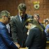 Avant l'arrivée du juge, Oscar Pistorius prie avec son frère et sa soeur au tribunal de Pretoria le 19 août 2013.