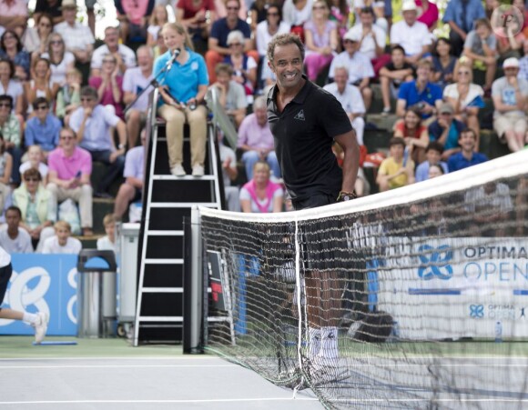 Yannick Noah, les cheveux courts, lors d'un tournoi d'ex-champions de tennis à Knokke le 18 août 2013.