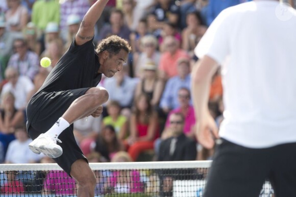 Yannick Noah, les cheveux courts, lors d'un tournoi d'ex-champions de tennis à Knokke le 18 août 2013.