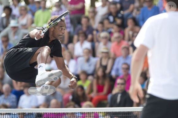 Yannick Noah, les cheveux courts, lors d'un tournoi d'ex-champions de tennis à Knokke le 18 août 2013.