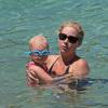 Christina Applegate en vacances avec son mari Martyn LeNoble et leur fille Sadie Grace à Hawaï, le 14 août 2013.