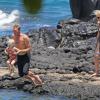 Christina Applegate en vacances à Hawaï avec son mari Martyn LeNoble et leur fille Sadie Grace, le 14 août 2013.