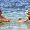 Christina Applegate en vacances avec son mari Martyn LeNoble et leur fille Sadie Grace à Hawaï, le 14 août 2013.