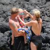 Christina Applegate en vacances avec son mari Martyn LeNoble et leur fille Sadie Grace à Hawaï, le 14 août 2013.