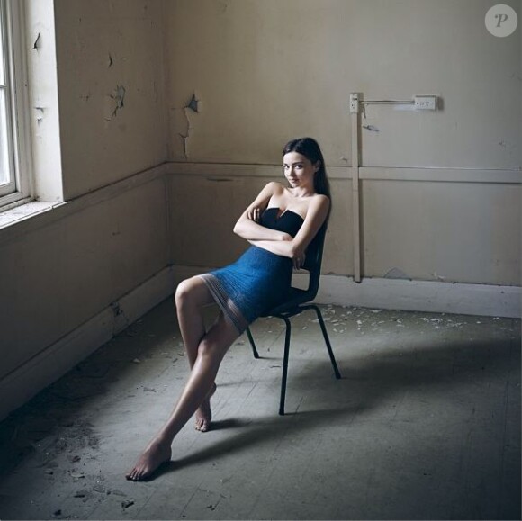 Miranda Kerr, sublime en robe Dion Lee pour le magazine Sunday Style. Stylisme / direction artistique par Trevor Stones.