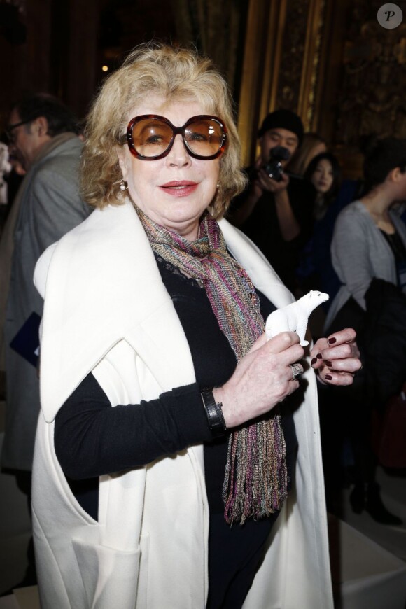 Marianne Faithfull assiste au défilé "Stella McCartney" le 4 mars 2013 à Paris.