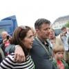 Un peu de soutien pas de refus, après la ligne d'arrivée... Sous les yeux et les encouragements de son épouse la princesse Mary et leurs enfants Christian et Isabella, le prince Frederik de Danemark a couru dimanche 18 août 2013 l'Ironman de Copenhague : avec un chrono remarquable de 10h45'32'', il s'est classé 706e parmi les 2 600 participants. Dans le détail, Frederik de Danemark a effectué les 3,8 km de natation en 1h10'16", a bouclé ses 180 km à vélo en 5h25'19", et a rallié la ligne d'arrivée en courant son marathon en 3h58'47"