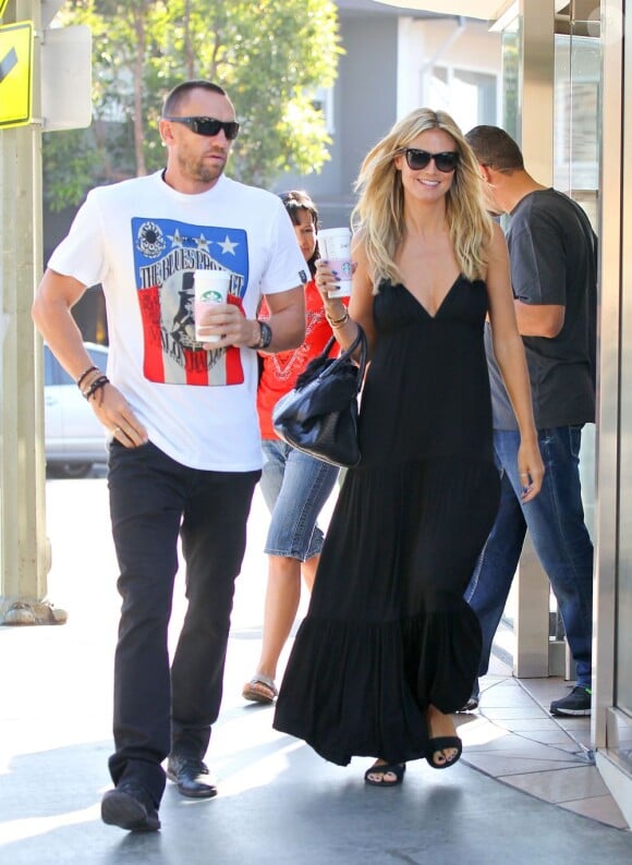 Le top allemand Heidi Klum et son compagnon Martin Kirsten font du shopping à Los Angeles. Le 17 août 2013