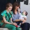 Jennifer Garner prend soin d'un bébé au côté de Kerris Dorsey sur le tournage du film "Alexander And The Terrible, Horrible, No Good, Very Bad Day" à Los Angeles, le 20 août 2013.