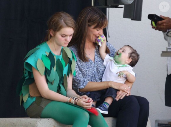 Jennifer Garner prend soin d'un bébé au côté de Kerris Dorsey sur le tournage du film "Alexander And The Terrible, Horrible, No Good, Very Bad Day" à Los Angeles, le 20 août 2013.