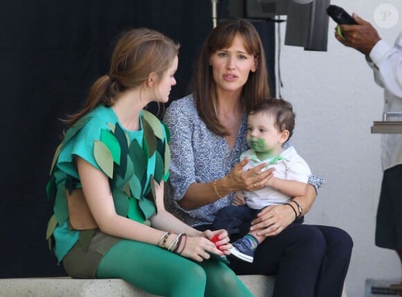 Jennifer Garner, un bébé et Kerris Dorsey sur le tournage du film "Alexander And The Terrible, Horrible, No Good, Very Bad Day" à Los Angeles, le 20 août 2013.