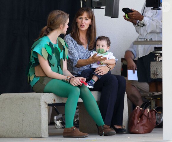 Jennifer Garner avec un beau bébé sur le tournage du film "Alexander And The Terrible, Horrible, No Good, Very Bad Day" à Los Angeles, le 20 août 2013.