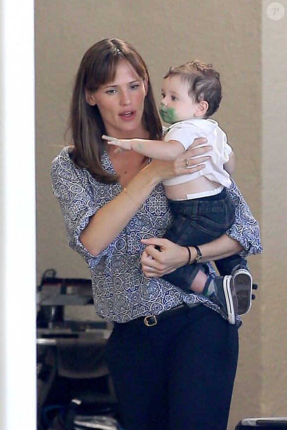 Jennifer Garner porte un bébé sur le tournage du film "Alexander And The Terrible, Horrible, No Good, Very Bad Day" à Los Angeles, le 20 août 2013.