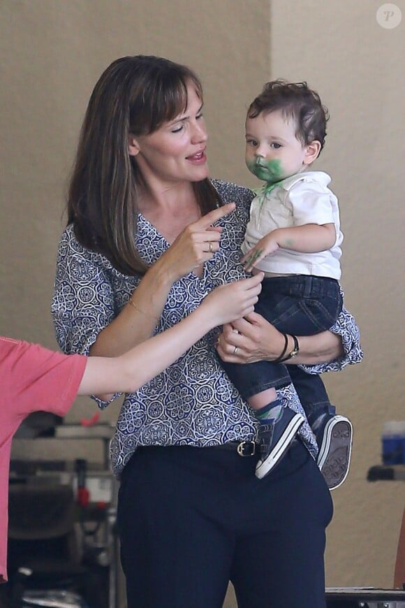 Jennifer Garner et un bébé sur le tournage du film "Alexander And The Terrible, Horrible, No Good, Very Bad Day" à Los Angeles, le 20 août 2013.