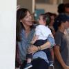 Jennifer Garner joueuse avec son bébé sur le tournage du film "Alexander And The Terrible, Horrible, No Good, Very Bad Day" à Los Angeles, le 20 août 2013.