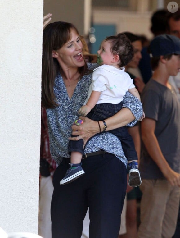 Jennifer Garner joueuse avec son bébé sur le tournage du film "Alexander And The Terrible, Horrible, No Good, Very Bad Day" à Los Angeles, le 20 août 2013.