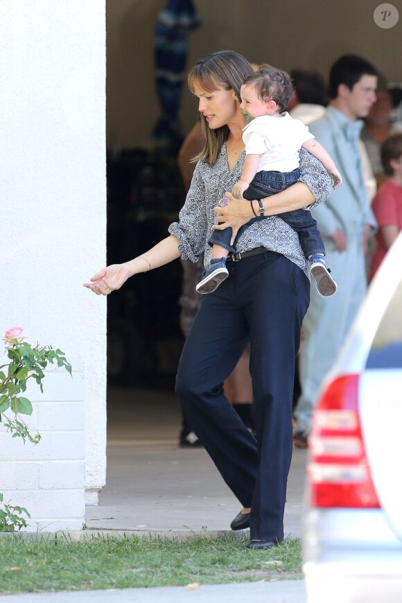 Jennifer Garner avec un bébé sur le tournage du film "Alexander And The Terrible, Horrible, No Good, Very Bad Day" à Los Angeles, le 20 août 2013.