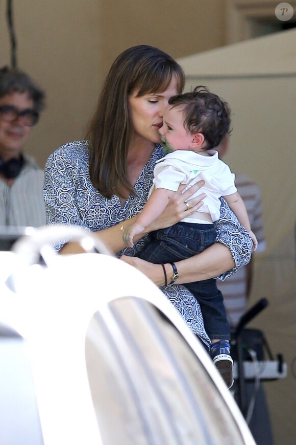 Jennifer Garner câline un bébé sur le tournage du film "Alexander And The Terrible, Horrible, No Good, Very Bad Day" à Los Angeles, le 20 août 2013.