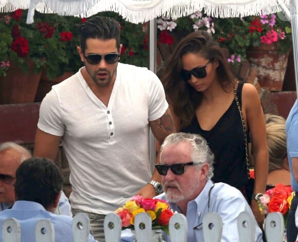 Jesse Metcalfe et sa jolie fiancée Cara Santana déjeunent au restaurant Ivy à Los Angeles avec les parents de Cara, le 20 août 2013.
