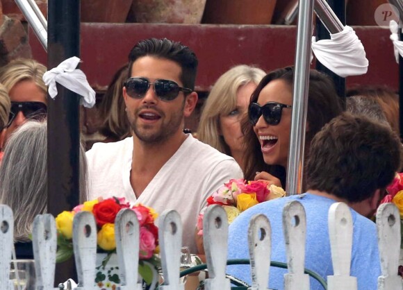 Jesse Metcalfe et sa fiancée Cara Santana déjeunent au restaurant Ivy à Los Angeles avec les parents de Cara, le 20 août 2013.