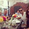 Jesse Metcalfe et Cara Santana mangent au restaurant Ivy avec les parents de la jeune femme à Los Angeles, le 20 août 2013.