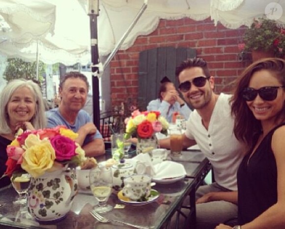 Jesse Metcalfe et Cara Santana mangent au restaurant Ivy avec les parents de la jeune femme à Los Angeles, le 20 août 2013.