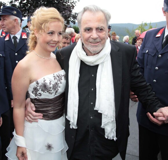 Le cinéaste Maximilian Schell et la cantatrice Iva Mihanovic à leur mariage en Autriche, Hebalm, le 20 août 2013.
